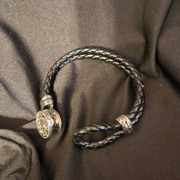 Leather Noose Style Bracelet with "Faith" Button Snap Charm - Picture 4 of 4